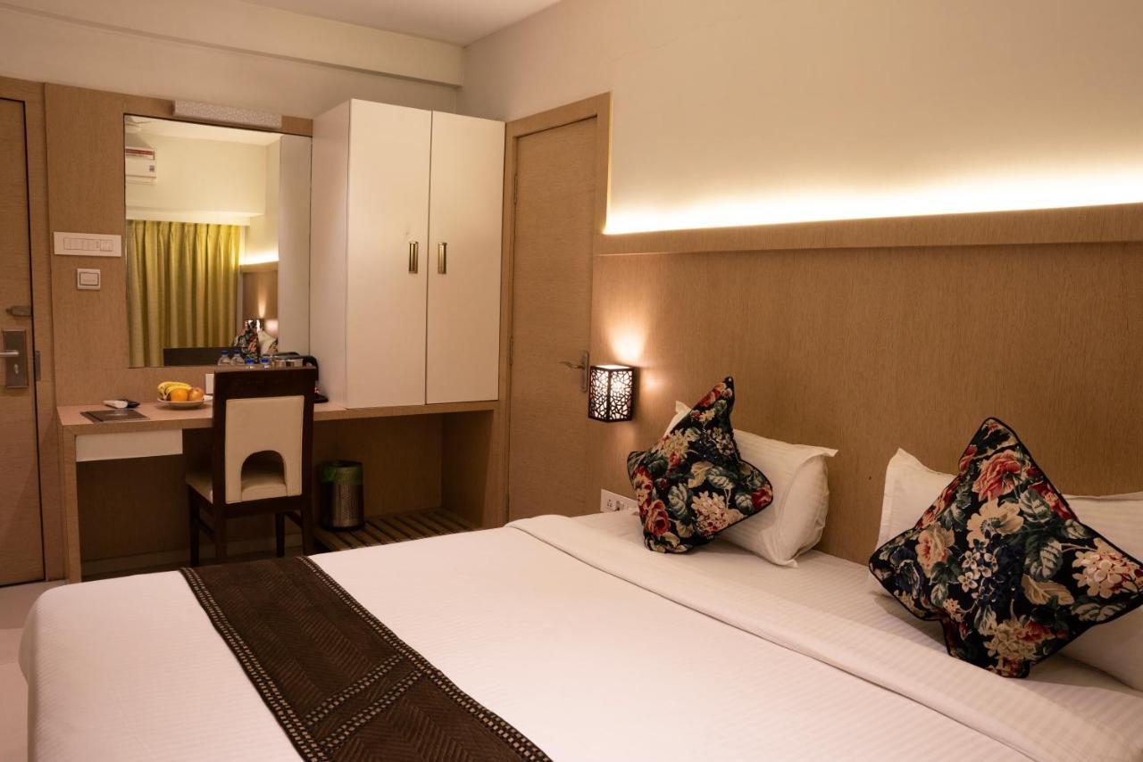 Gold Crest Business Hotel Navi Mumbai Buitenkant foto