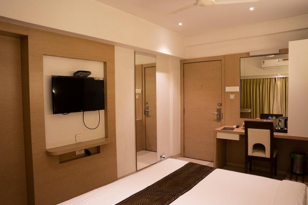 Gold Crest Business Hotel Navi Mumbai Buitenkant foto