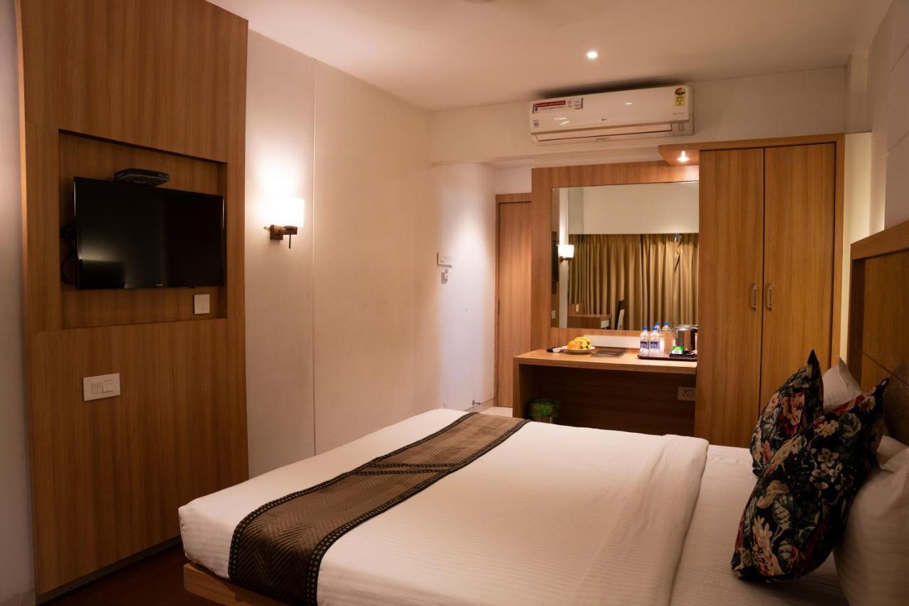 Gold Crest Business Hotel Navi Mumbai Buitenkant foto