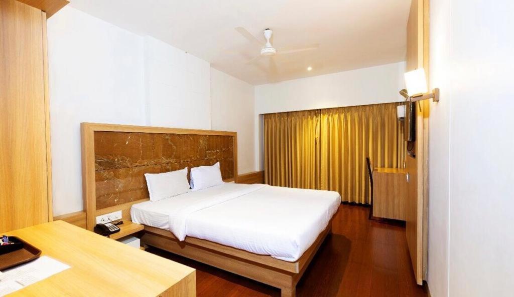 Gold Crest Business Hotel Navi Mumbai Buitenkant foto